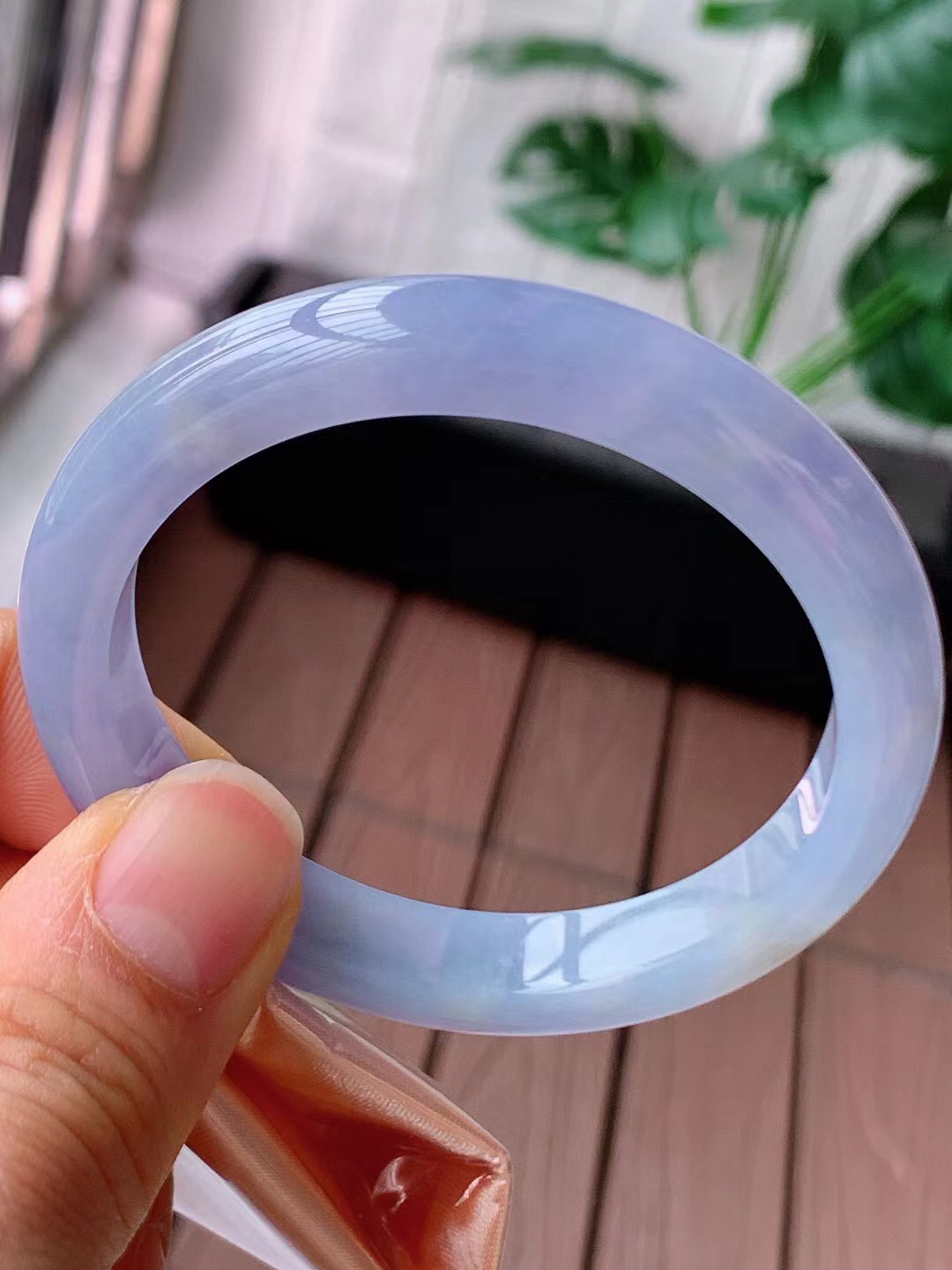 【翡翠名称】老种冰紫罗兰51.5正圈口手镯
【翡翠尺寸】51.5/9.3/7.6mm适合50-53正圈口佩戴
【翡翠描述】宝贝种老水足，玉质细腻，色泽靓丽，性价比高，佩戴效果好！
【其它赠送】权威证书/精美挂绳盒子/支持全国复检