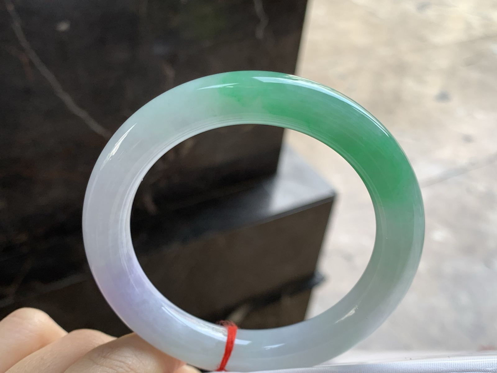 60-141.6

阳绿色大圈口圆条手镯^_^有种有色～绿色浓郁漂亮