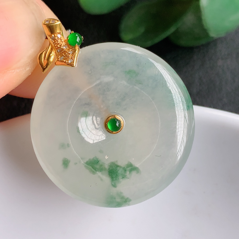 18k金扣冰润飘花平安扣吊坠，厚装饱满，冰润剔透，细腻水足，种质润泽，飘花灵动，佩戴优雅大气，W  