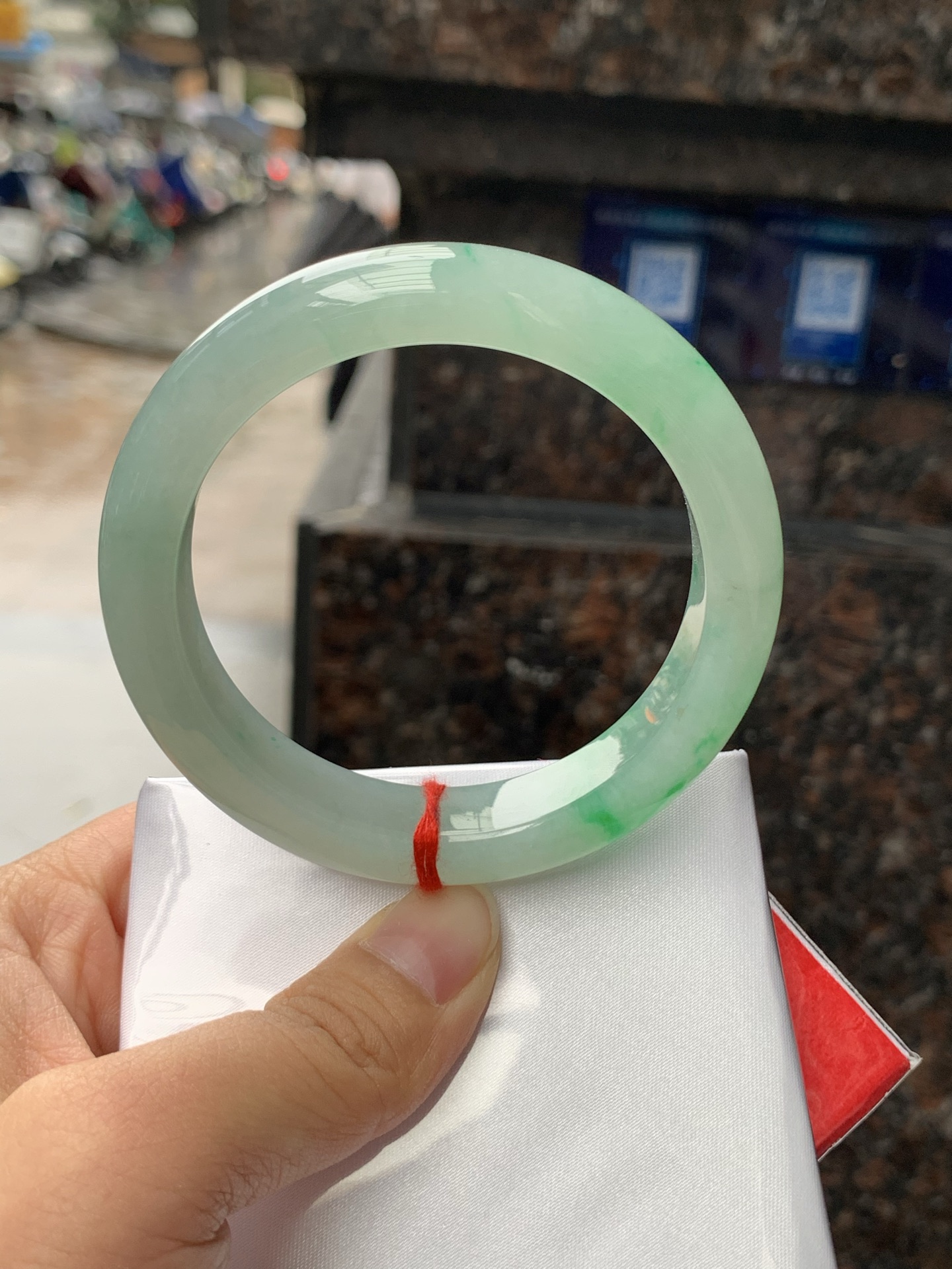 飘阳绿正圈，55.1-12.3-9，0423-N513，底妆冰润，飘金丝阳绿花，鲜艳得像新冒头的嫩芽，灵动清新，即柔和又充满生机，无裂。