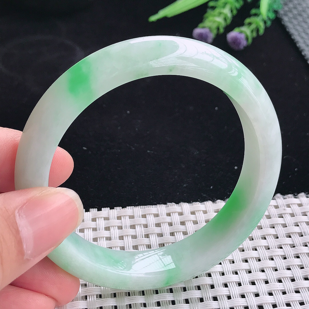 实拍A货翡翠56.8/12.6/8.6老坑精美温润飘绿手镯宽边玉镯平安镯
