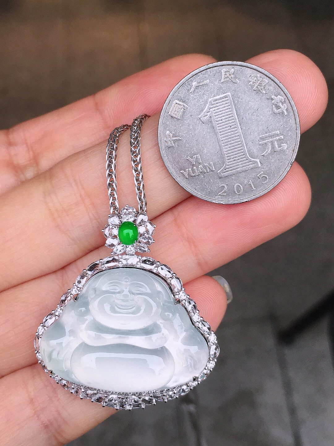 冰种佛公吊坠，玉质细腻，荧光感超
强，饱满圆润，尽显优雅气质，18k
金豪华镶嵌