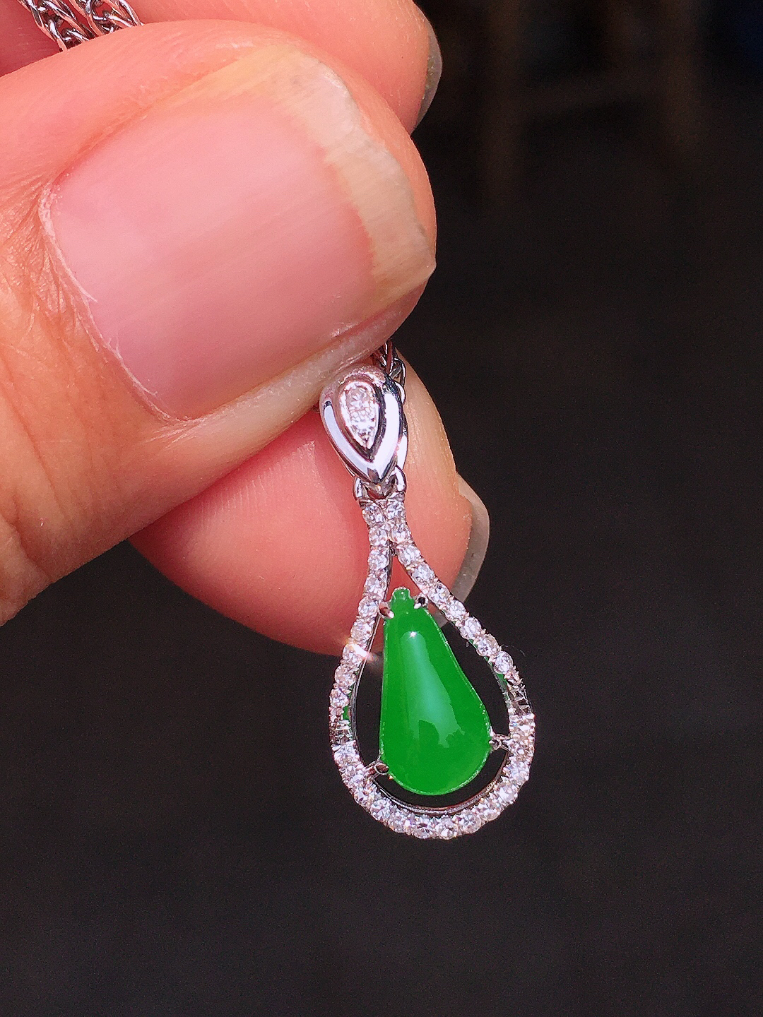 阳绿福瓜吊坠，色泽均匀艳丽，玉质细腻，荧光感超
强，饱满圆润，尽显优雅气质，18k
金豪华镶嵌