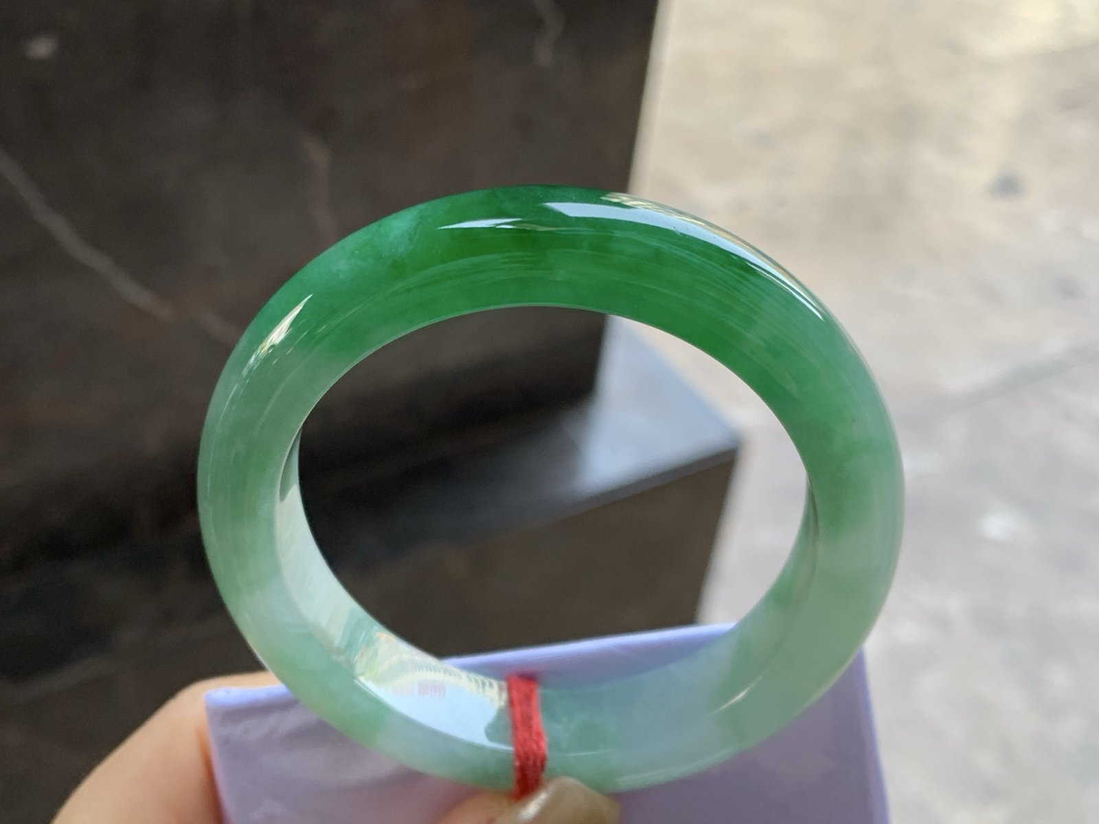 53-12.3-9

辣绿色手镯^_^底子细腻 绿色浓郁