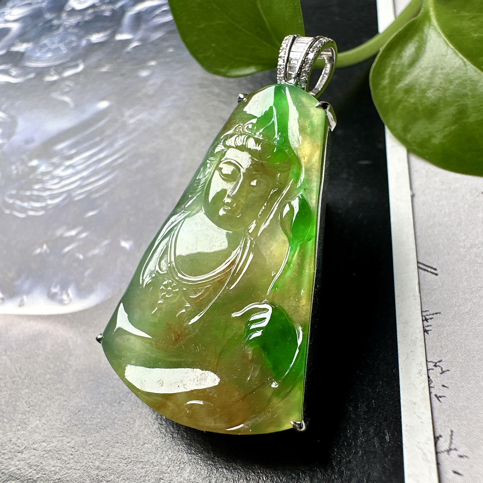 【冰种黄加绿观音吊坠】质地细腻，冰润透亮，光泽出众，冰感十足，18k金钻镶嵌，裸石尺寸27*13.3*3.2毫米