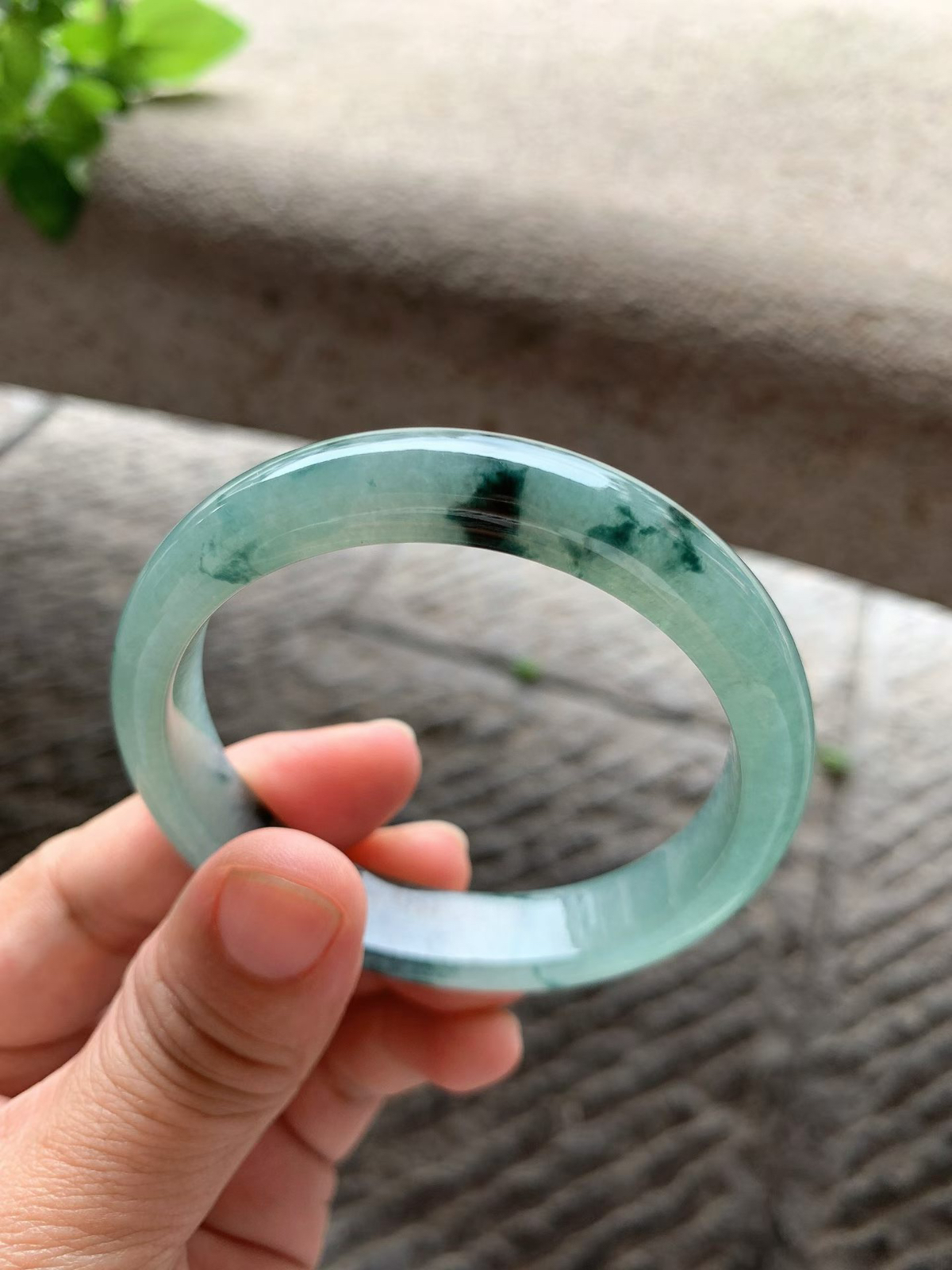 飘花正圈手镯尺寸55.5*11.8*7.5 玉质细腻，通透水润，冰油底色，光泽清亮，水墨花色，灵动飘逸！