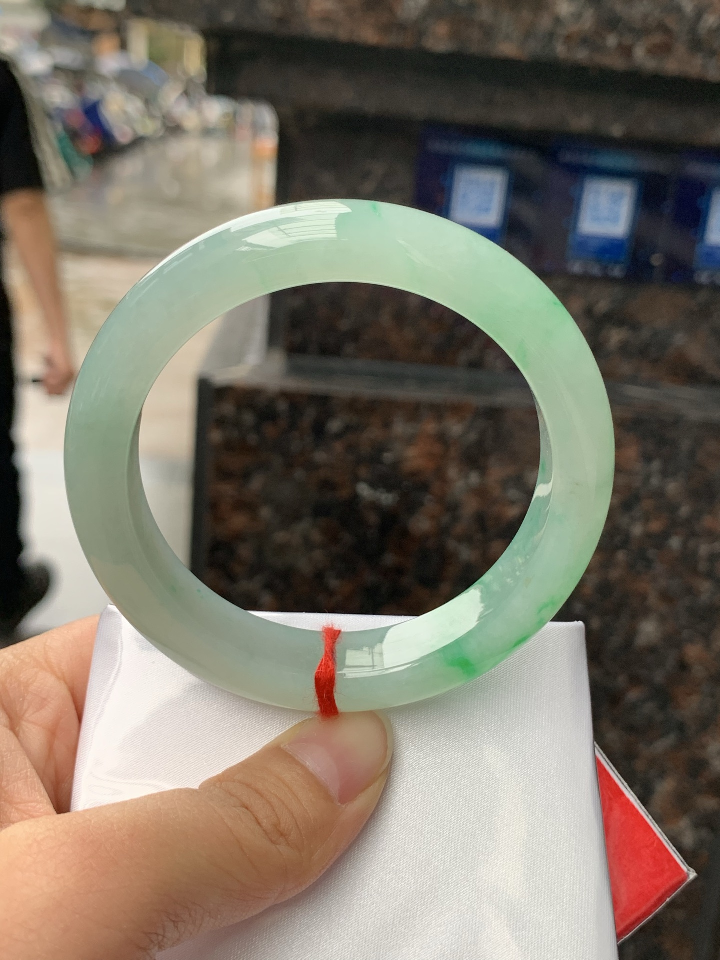 飘阳绿正圈，55.1-12.3-9，0423-N513，底妆冰润，飘金丝阳绿花，鲜艳得像新冒头的嫩芽，灵动清新，即柔和又充满生机，无裂。