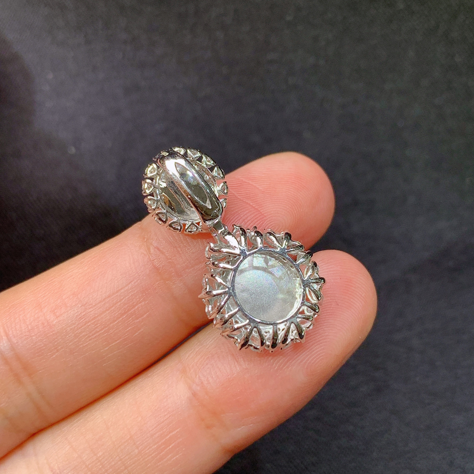 阳绿蛋面吊坠，18k金镶嵌，冰润色阳，玉质细腻，种水足，Ty 尺寸25.4*13.4*7.7