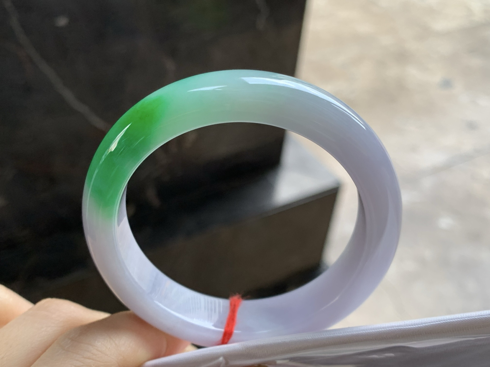 52-12.6-8.2

阳绿色手镯^_^底子细腻 绿色浓郁大气