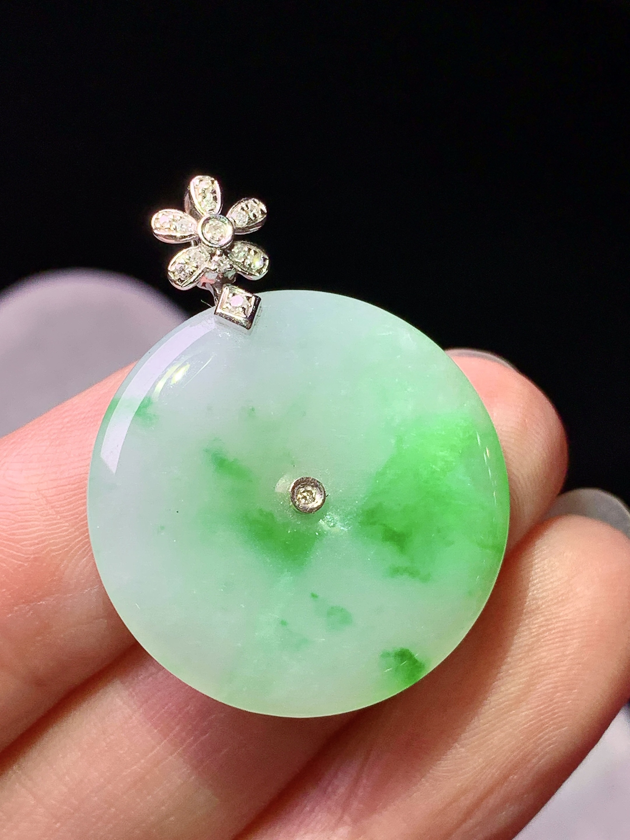 18k金钻镶嵌飘绿平安扣吊坠 玉质细腻 色泽艳丽清新 水润亮眼 整体尺寸31.2*24*3.8z1