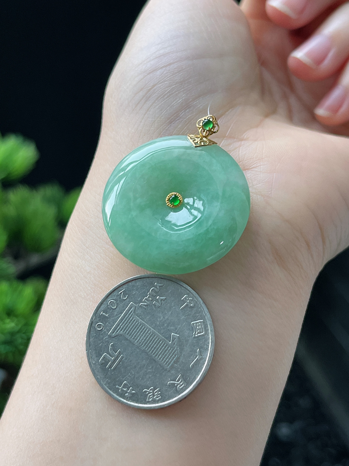 18k金 翡翠糯化种淡绿色甜绿平安扣