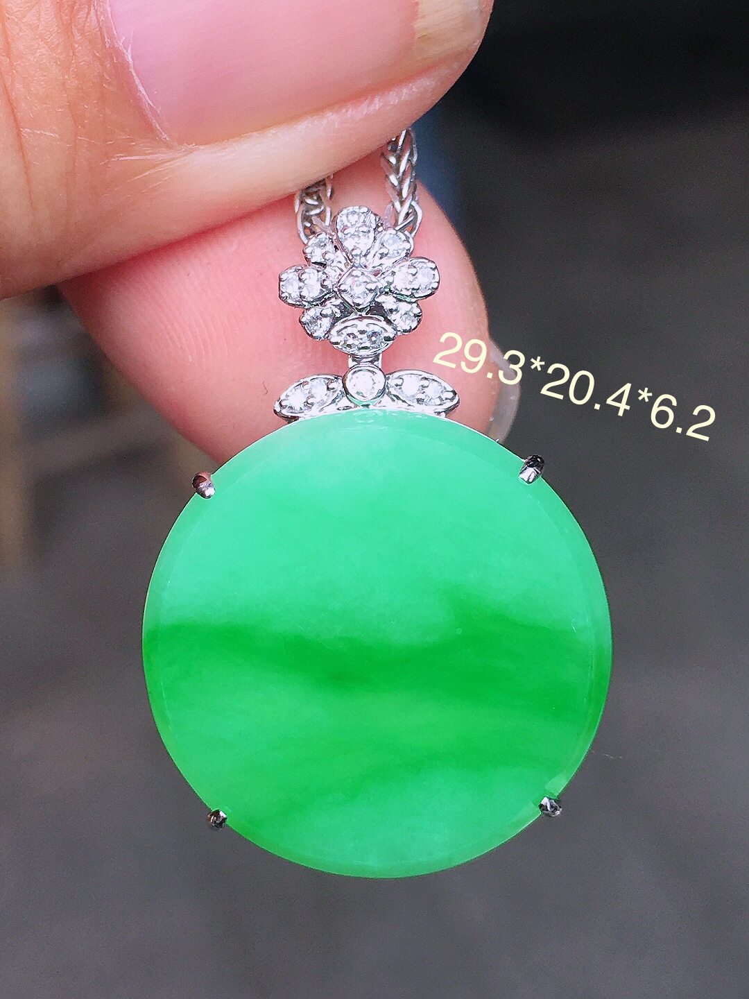 阳绿平安扣吊坠，色泽均匀艳丽，玉质细腻，荧光感超
强，饱满圆润，尽显优雅气质，18k
金豪华镶嵌