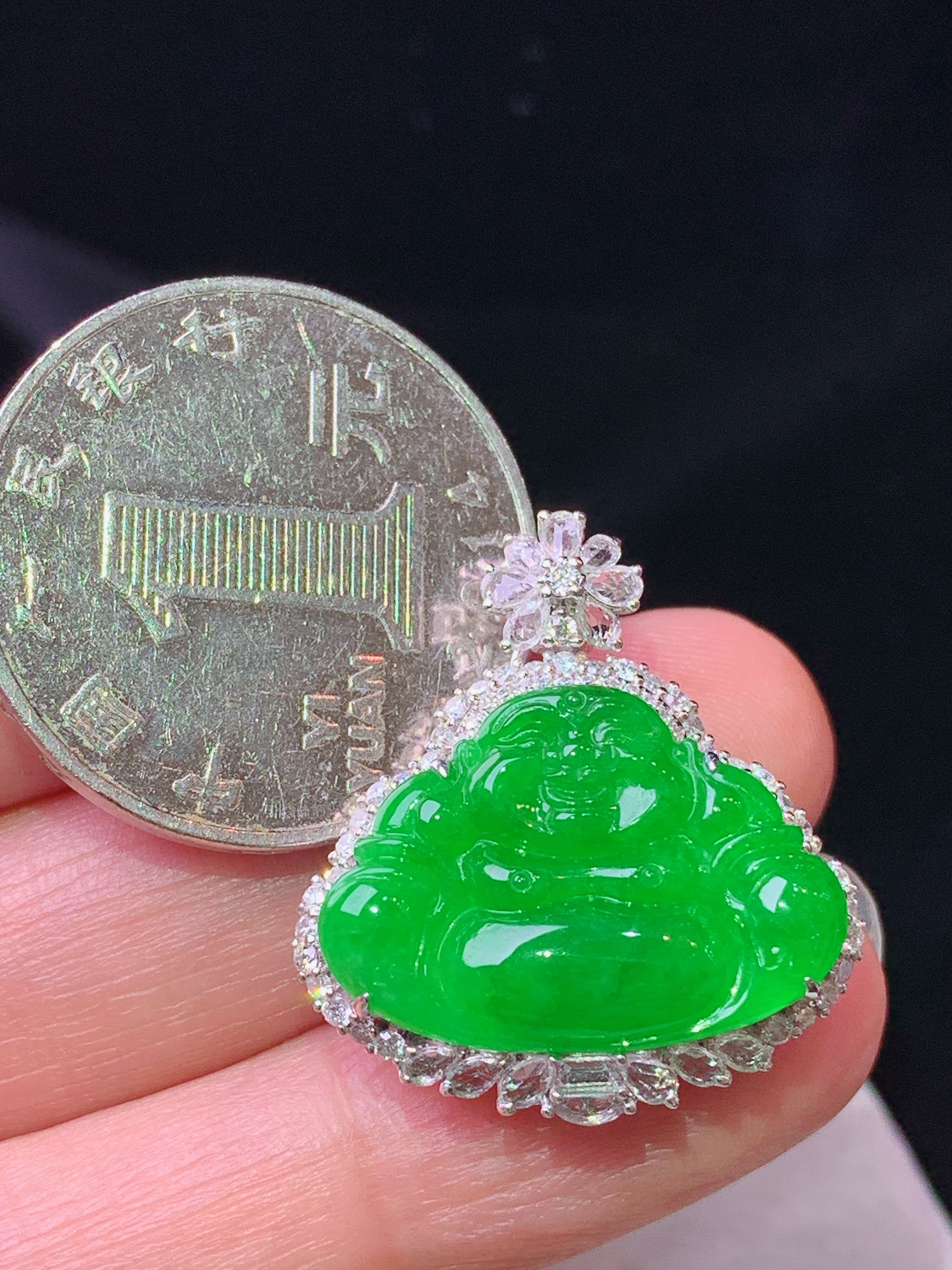 18k金钻镶嵌阳绿佛公吊坠 玉质细腻 色泽艳丽清新 水润亮眼 整体尺寸25.3*23.3*9.5s2