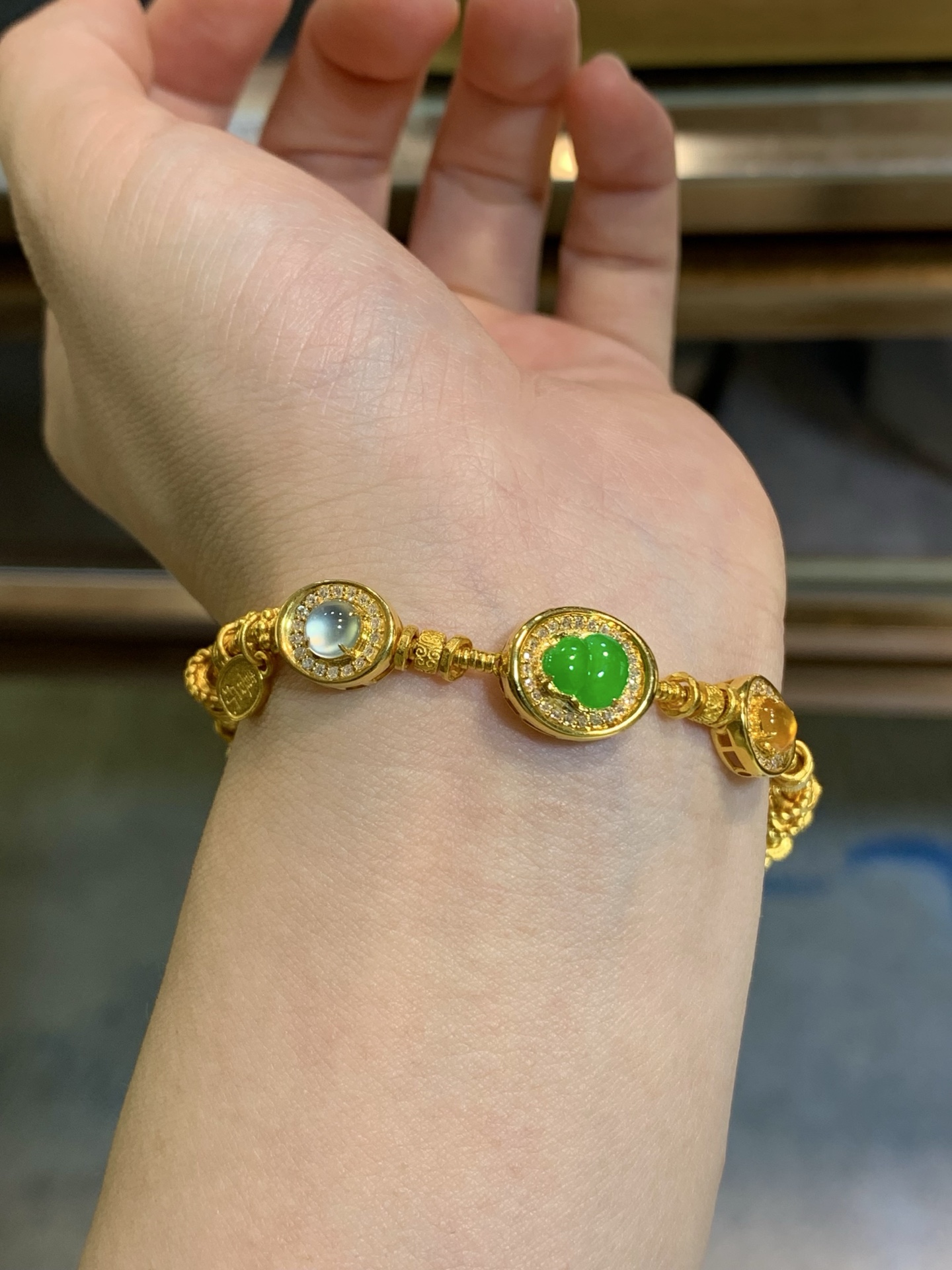 ️，18k金镶嵌花件手链，种老细腻，色阳浓郁起胶，尺寸：长度：18.1，成品：13.1*11.1*6.3，裸石：7.4*6.2，b17422