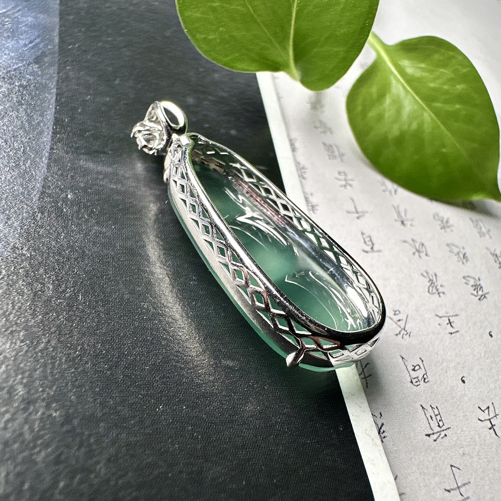 【冰种晴蓝福豆吊坠】种地上乘，冰感十足，通透起光，饱满圆润，收藏品质，18k金钻镶嵌，裸石尺寸29.4*13.6*4.5毫米