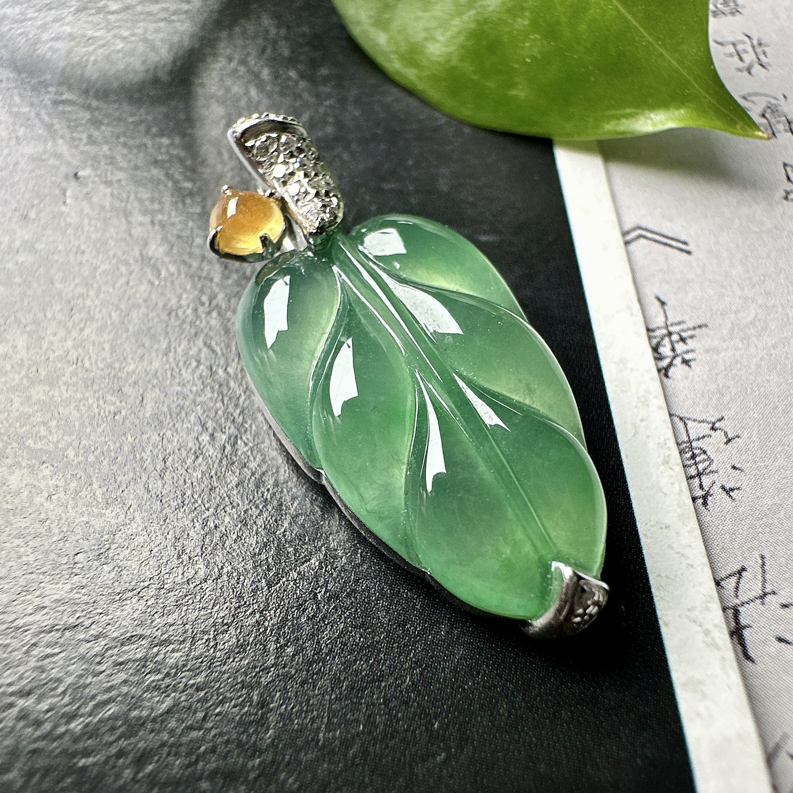 【冰种晴绿叶子】金枝玉叶，质地细腻，冰润透亮，光泽出众，18k金钻镶嵌，裸石尺寸21*12*4.6毫