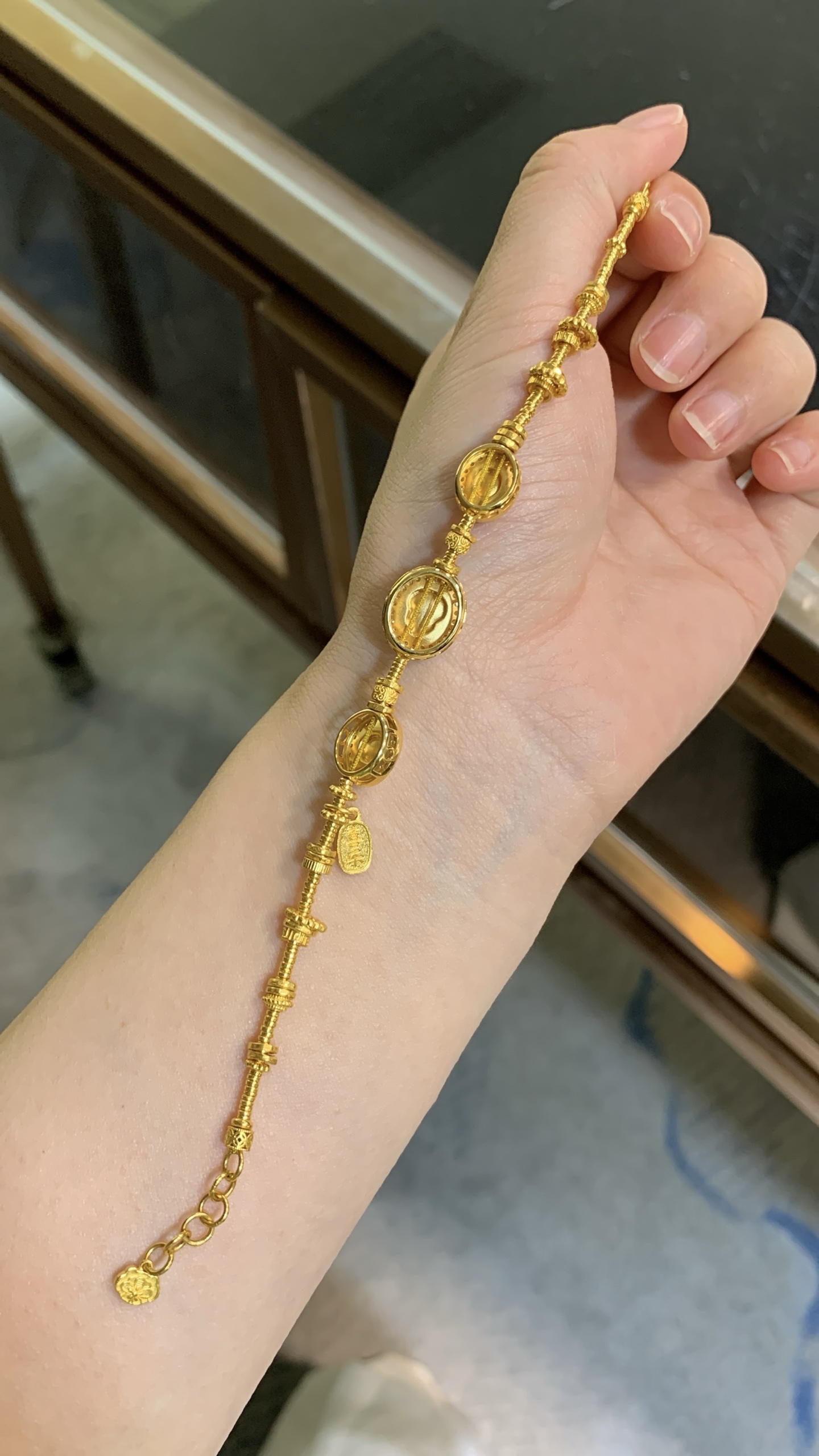 ️，18k金镶嵌花件手链，种老细腻，色阳浓郁起胶，尺寸：长度：18.1，成品：13.1*11.1*6.3，裸石：7.4*6.2，b17422
