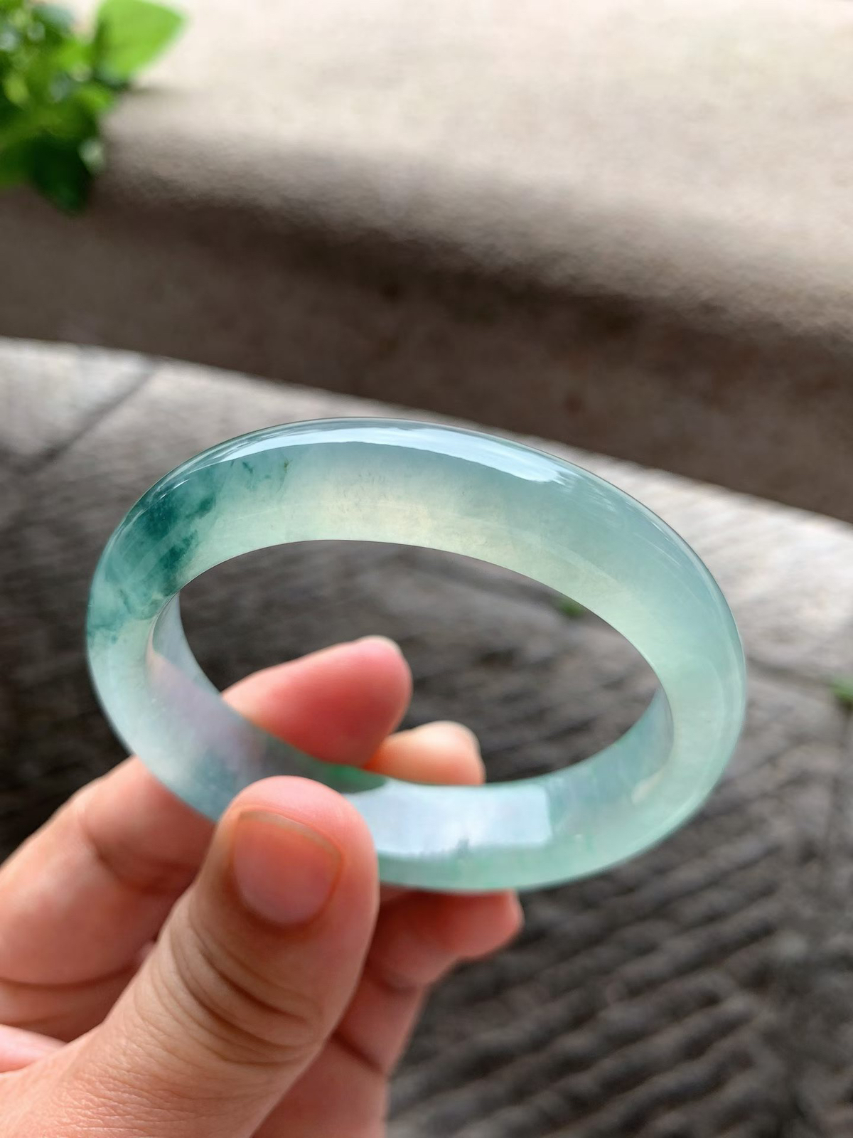 老坑种冰绿蓝花贵妃手镯尺寸52*13*8/44.5（换正圈49）老坑种水，冰透十足，水足充盈，起光起胶，绿花鲜亮，灵动又富有生机，上手端庄大气！