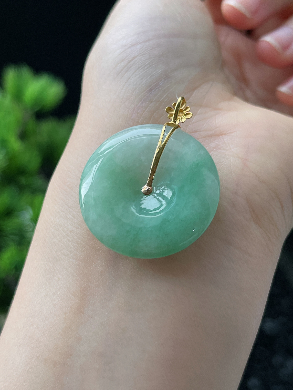 18k金 翡翠糯化种淡绿色甜绿平安扣