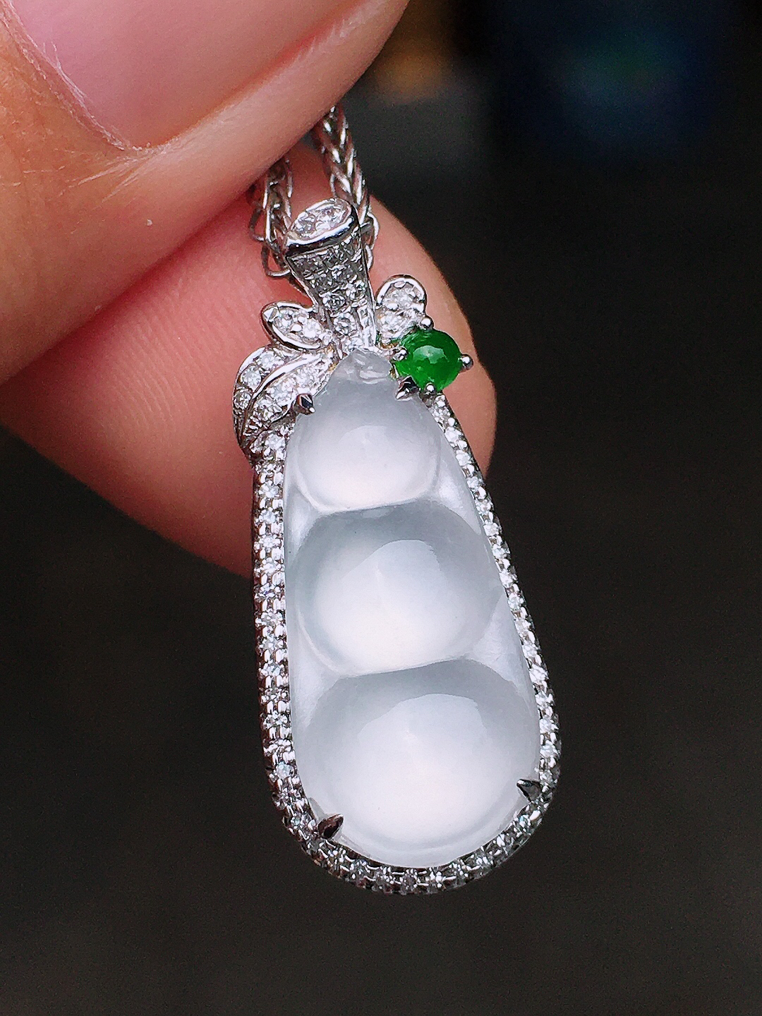 冰种福豆吊坠，玉质细腻，荧光感超
强，饱满圆润，尽显优雅气质，18k
金豪华镶嵌