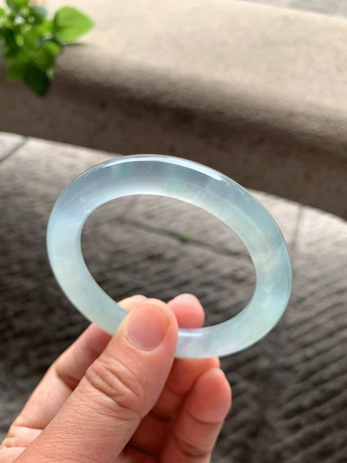 老坑淡晴底圆条手镯尺寸51*9*9.2 老坑种水，通体冰透，水足充盈，起光起胶，清新水灵！