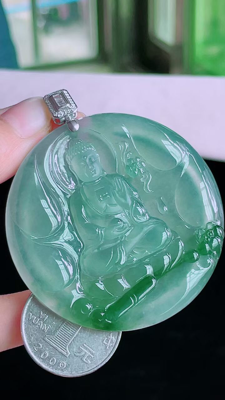 【翡翠名称】18K金扣高冰飘花大日如来挂件
【翡翠尺寸】裸石54.7/5.6mm
【翡翠描述】宝贝种老水足，玉质细腻，色泽靓丽，性价比高，佩戴效果好！
【其它赠送】权威证书/精美挂绳盒子/支持全国复检