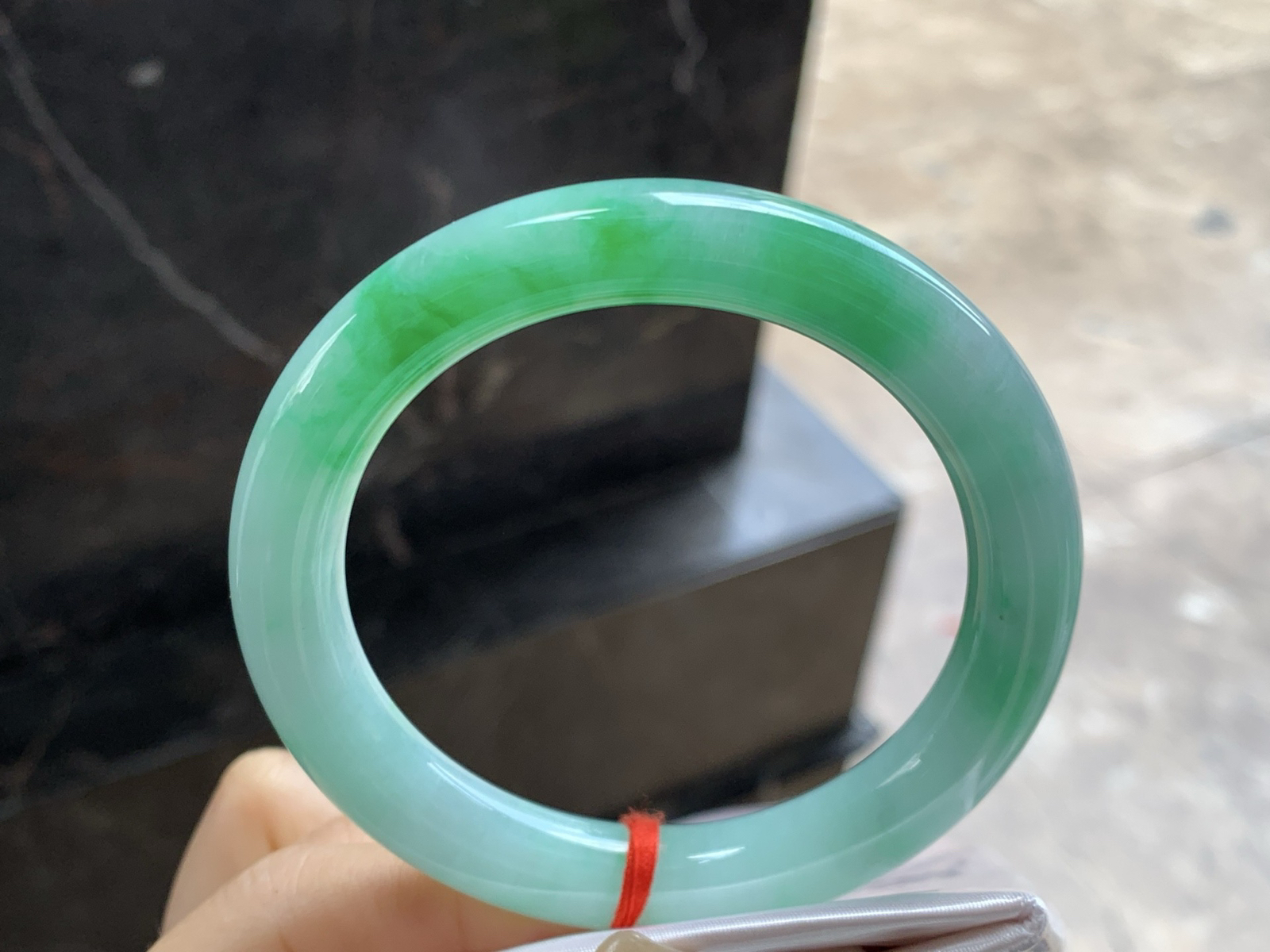 57-10.1

阳绿色圆条手镯^_^肉质细腻 绿色浓郁漂亮