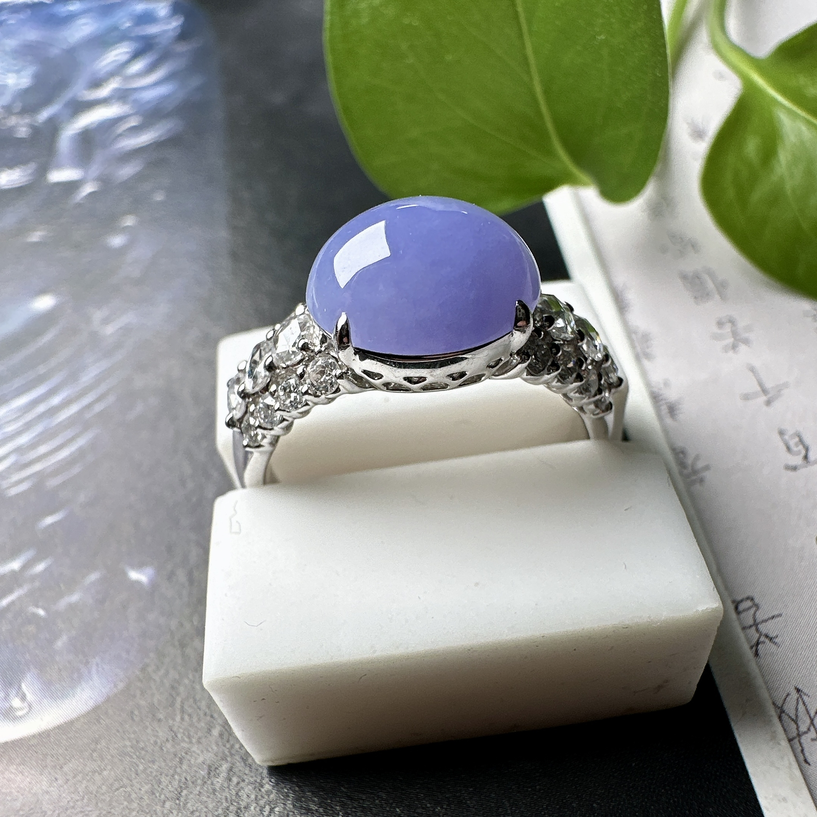 【冰种紫蛋面戒指】质地细腻，饱满度很好，晶莹剔透，18k金钻镶嵌，裸石尺寸10.4*8.6*5.3毫