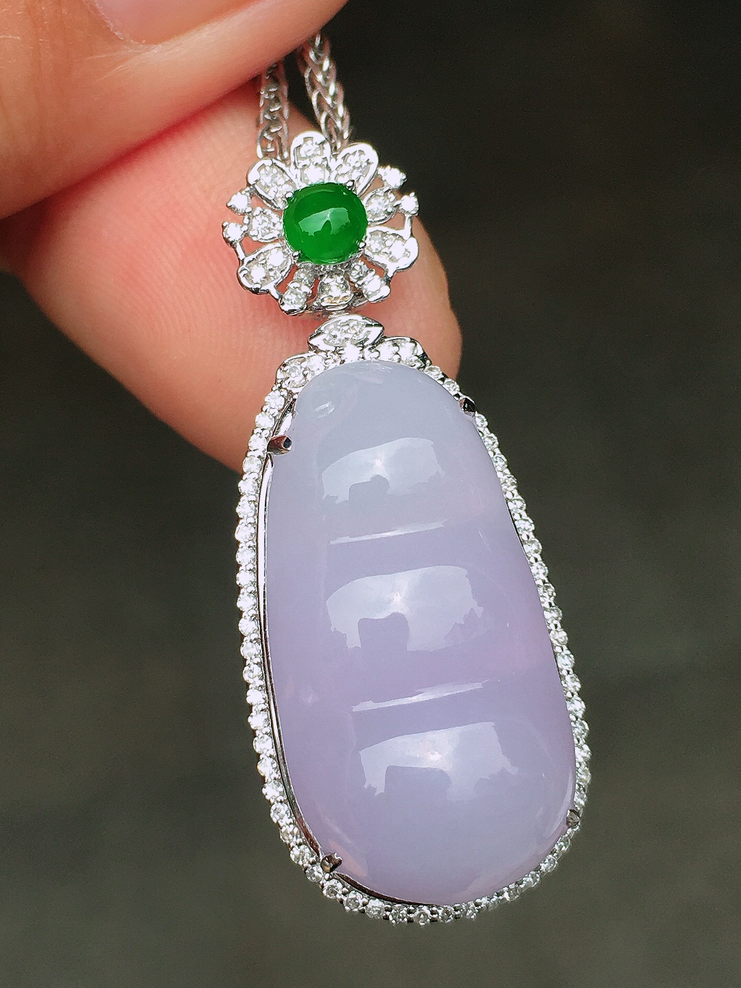 紫罗兰福豆吊坠，色泽均匀艳丽，玉质细腻，荧光感超
强，饱满圆润，尽显优雅气质，18k
金豪华镶嵌