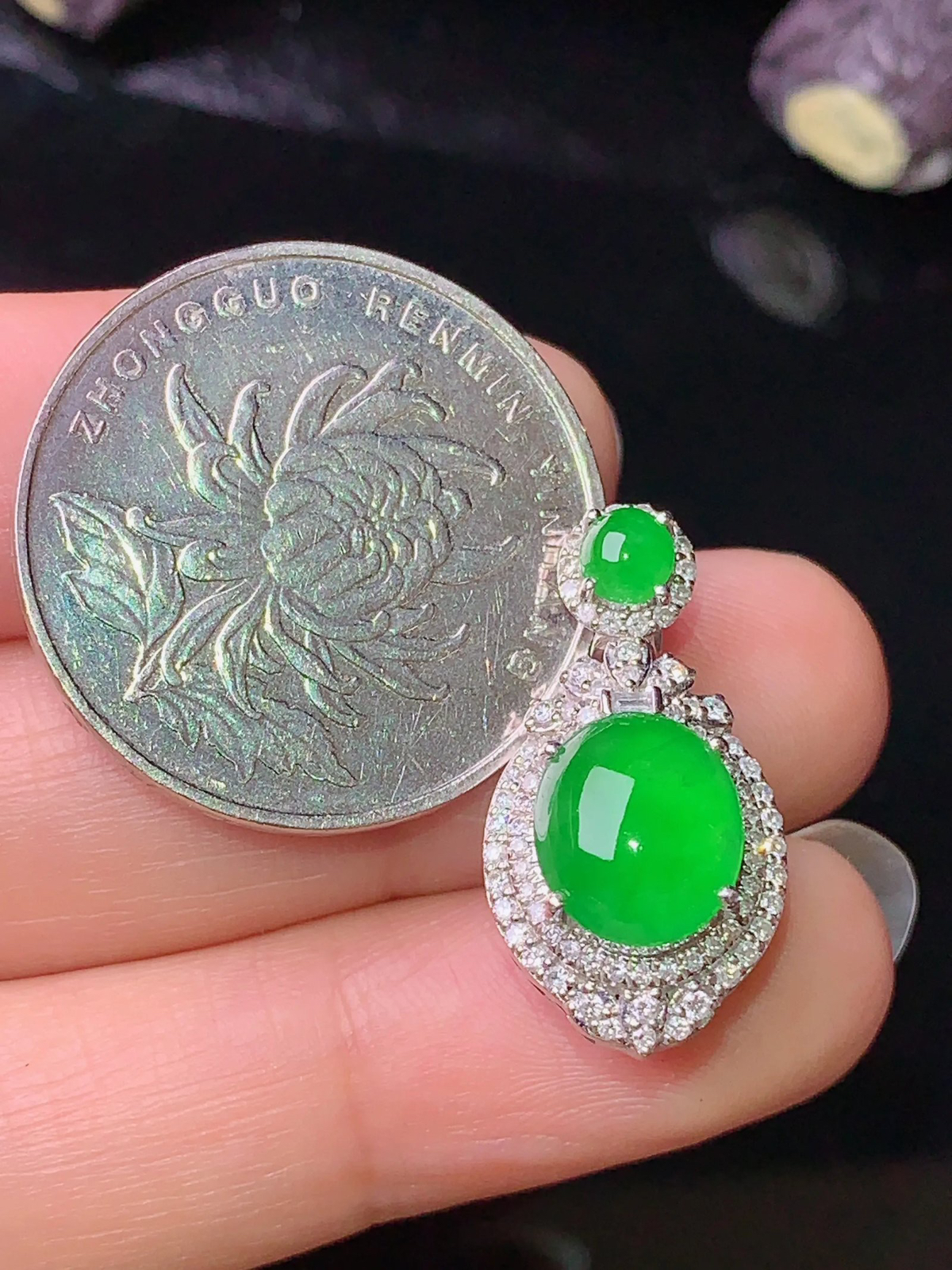 18k金钻镶嵌满绿蛋面吊坠 玉质细腻 色泽艳丽  整体尺寸23*12*11