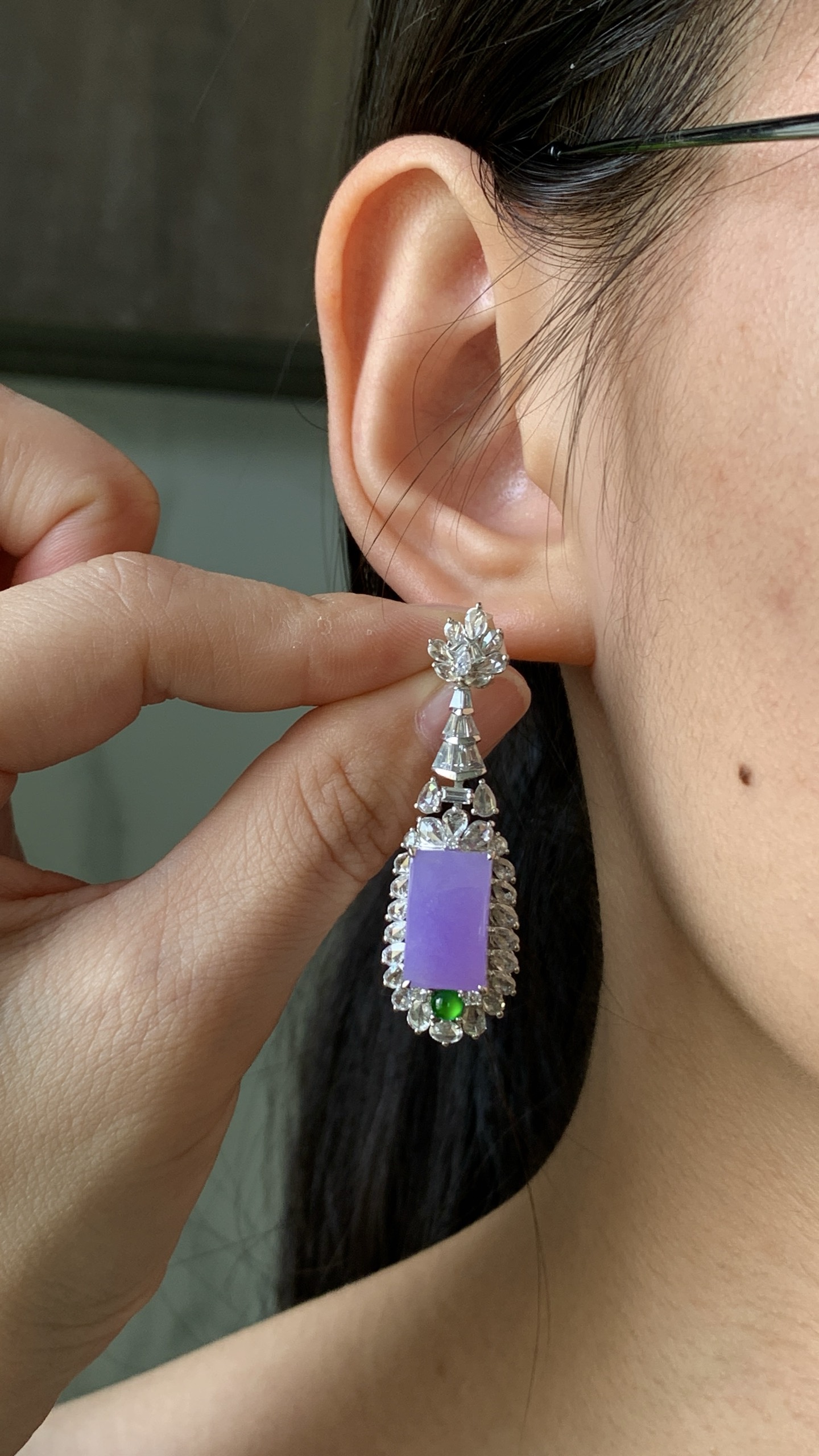 ️，18k金镶嵌方牌耳坠，紫色浓郁，见光靓美入心坎，尺寸：成品：43.1/13.7/10.1，裸石：13.2/7.8，b17422