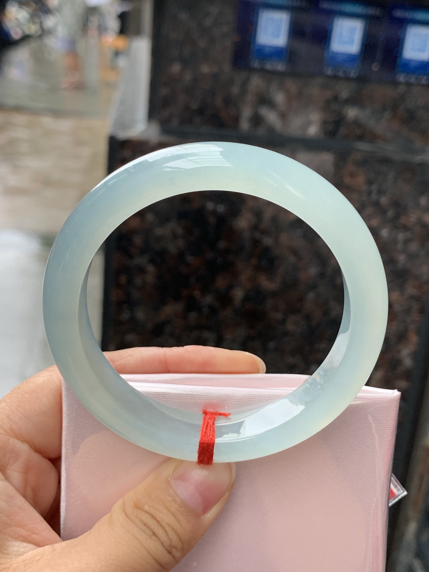 冰蓝正圈，58.5-12.2-8.8，0423-N514，无裂，底妆冰润细腻，千变万化的冰晴蓝底色，拥有海的颜色，却散发着星空的光芒，这是一只来自冰川蓝的清冷气质仙女镯。