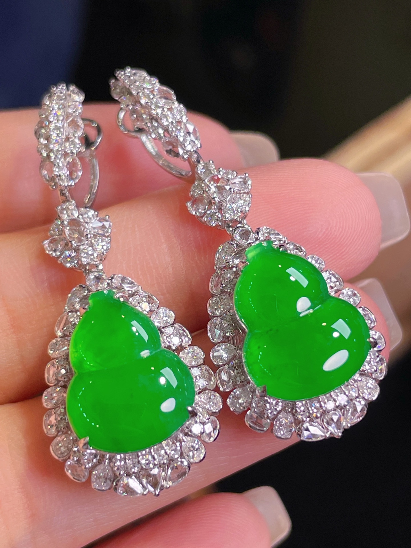 ️超值，翡翠A货 葫芦耳环，阳绿满色，料子冰润细腻，种老起光，18k金镶真钻，上身佩戴效果很好40.2/15.8/11.5裸石14.5/11.6/3