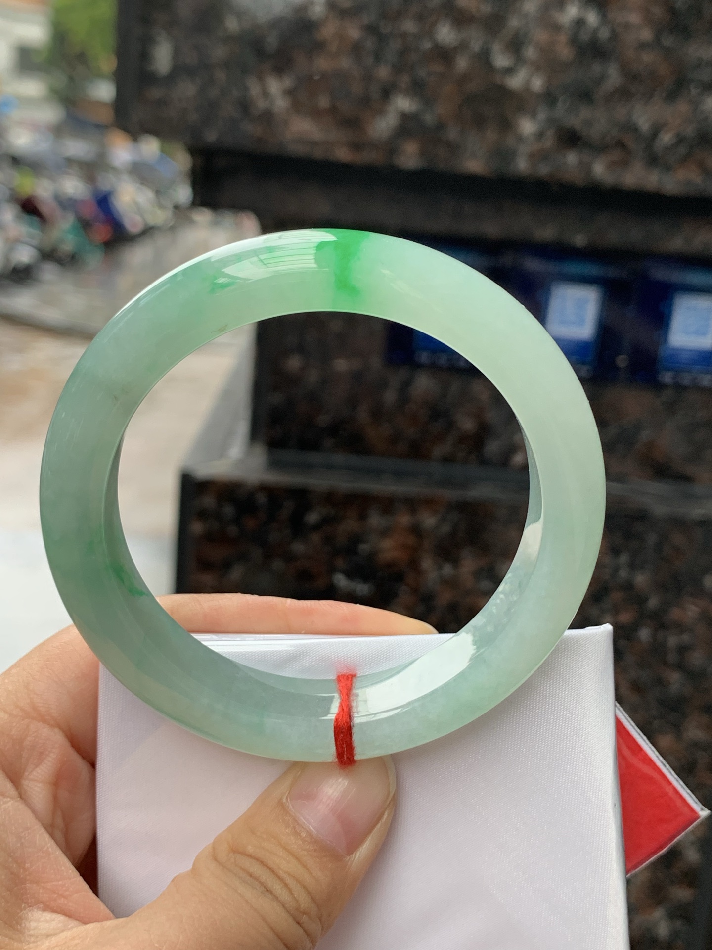 飘阳绿正圈，55.1-12.3-9，0423-N513，底妆冰润，飘金丝阳绿花，鲜艳得像新冒头的嫩芽，灵动清新，即柔和又充满生机，无裂。