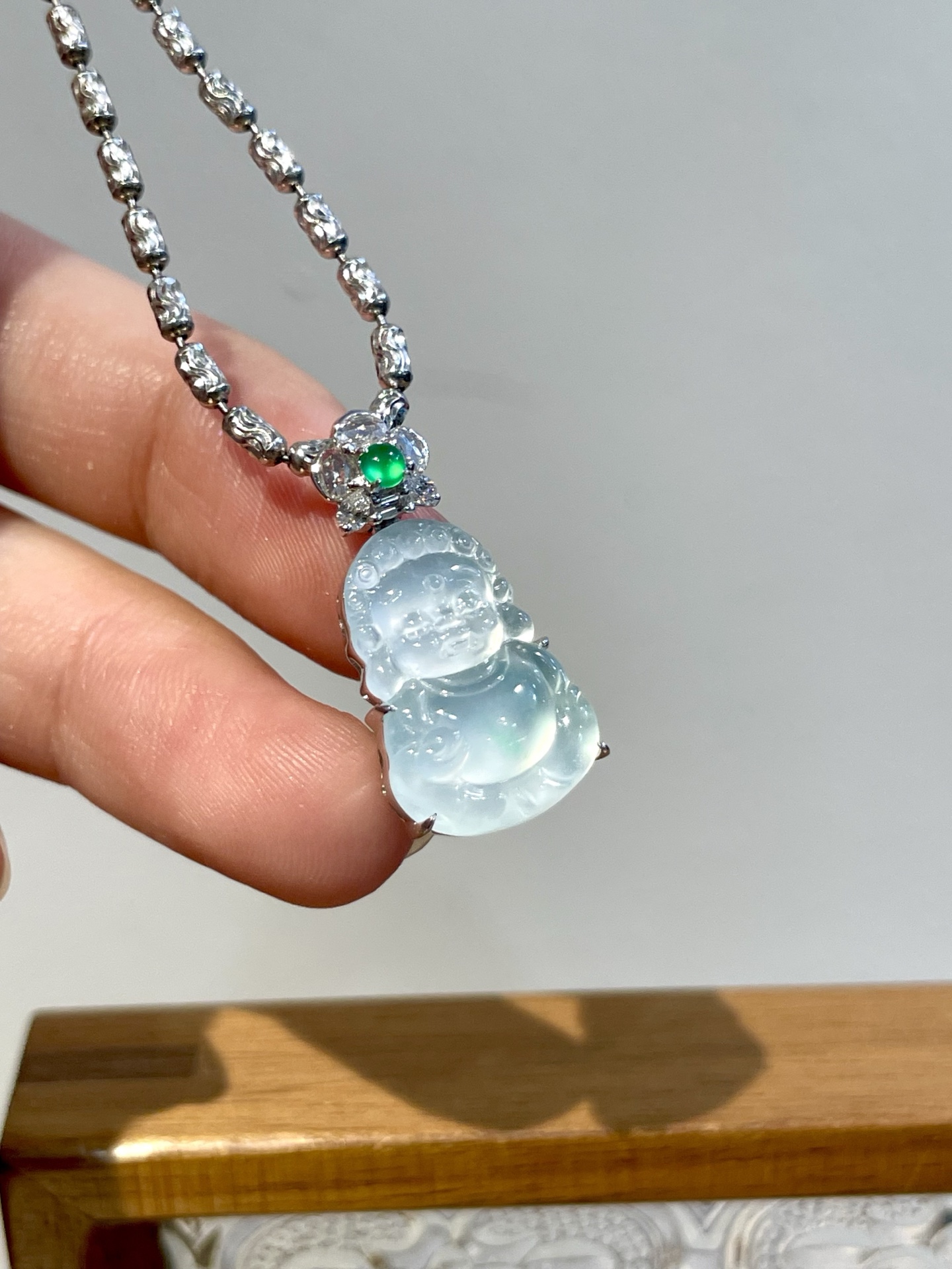 ️ 18k玻璃种宝宝佛吊坠，糯叽叽的萌态，玻璃种的清透，让这尊宝宝佛像一颗凝固的露珠，愿你在纷扰世间，依然保有一颗童真的心，被岁月温柔以待～守护你心底那个永远纯真的小孩，尺寸：整体23.5/11.8/6.3裸石17.0/11.8/3.3