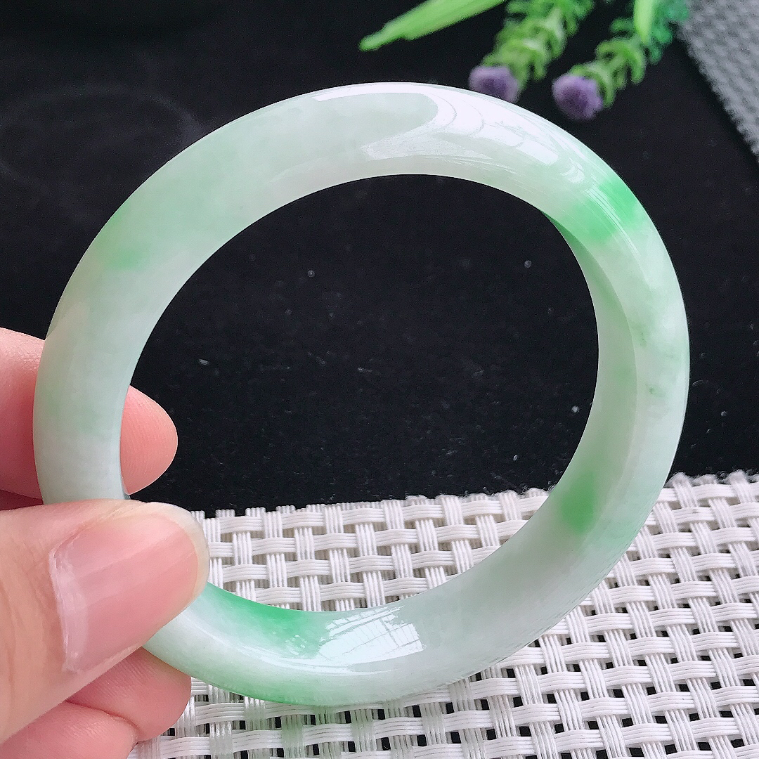 实拍A货翡翠56.8/12.6/8.6老坑精美温润飘绿手镯宽边玉镯平安镯