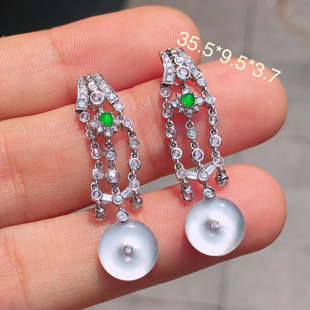 冰种平安扣耳坠，玉质细腻，荧光感超
强，饱满圆润，尽显优雅气质，18k
金豪华镶嵌