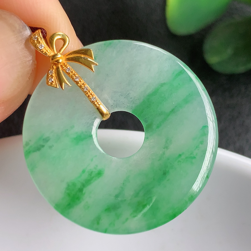 18k金冰润飘绿平安环翡翠吊坠，质地细腻，清秀高雅，饱满圆润  款式大方经典，颜色鲜艳，沁人心脾，高质量精品   W003.22整体尺寸：30.3-2.6mm