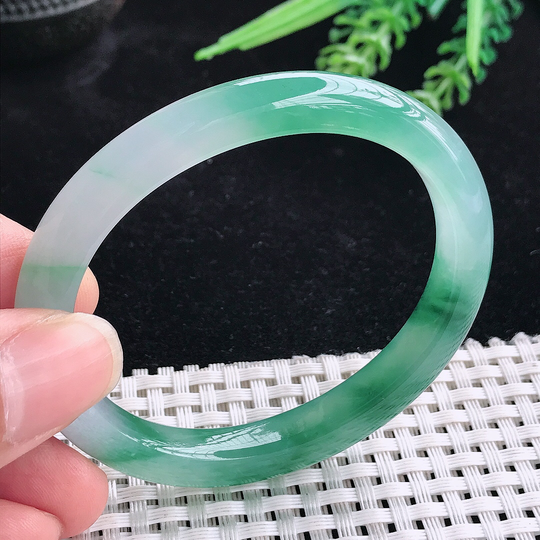 实拍A货翡翠53.5/45.6/8.6/7.5老坑冰胶果冻飘蓝花贵妃手镯宽边玉镯平安镯