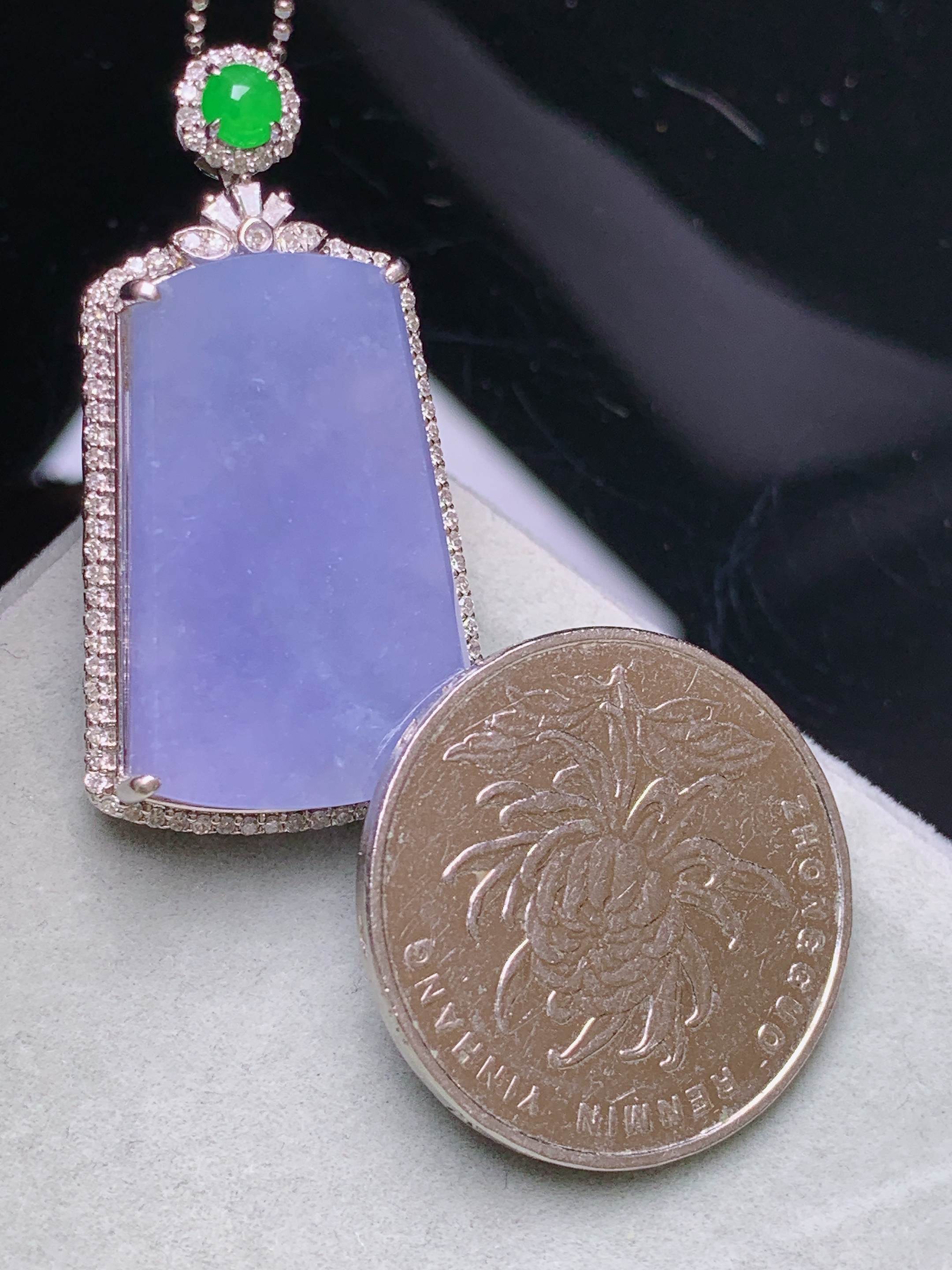 18k金钻镶嵌紫罗兰无事牌吊坠 玉质细腻 色泽艳丽清新 水润亮眼 整体尺寸36.8*20*7.8b2