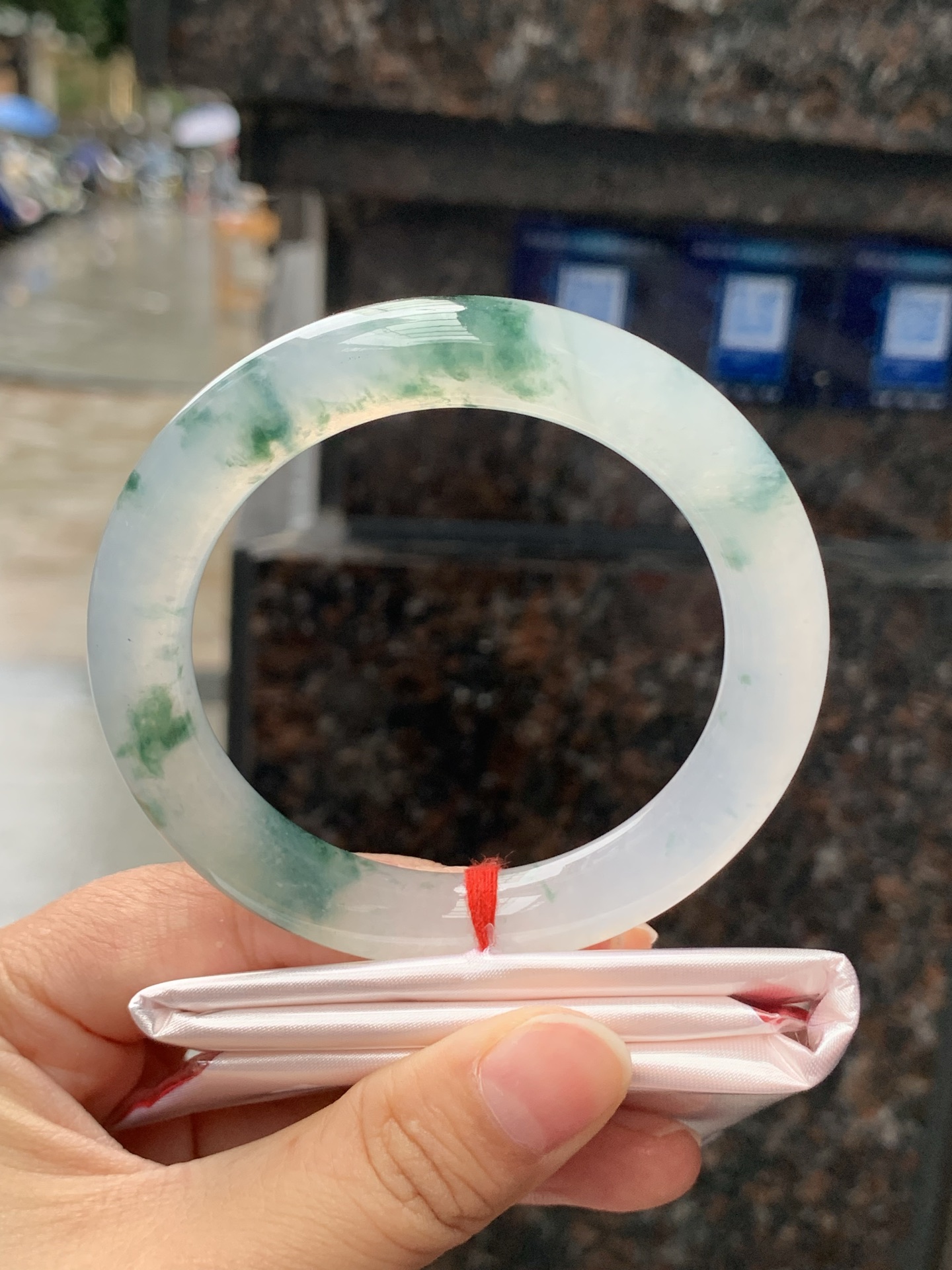 冰飘花圆条，55.1-10.2-10.3，0423-N516，打灯多处细纹，底妆冰透，胶润细腻，蓝花灵动飘逸，勾勒出一幅唯美诗意的山水意境画，古典优雅又秀气