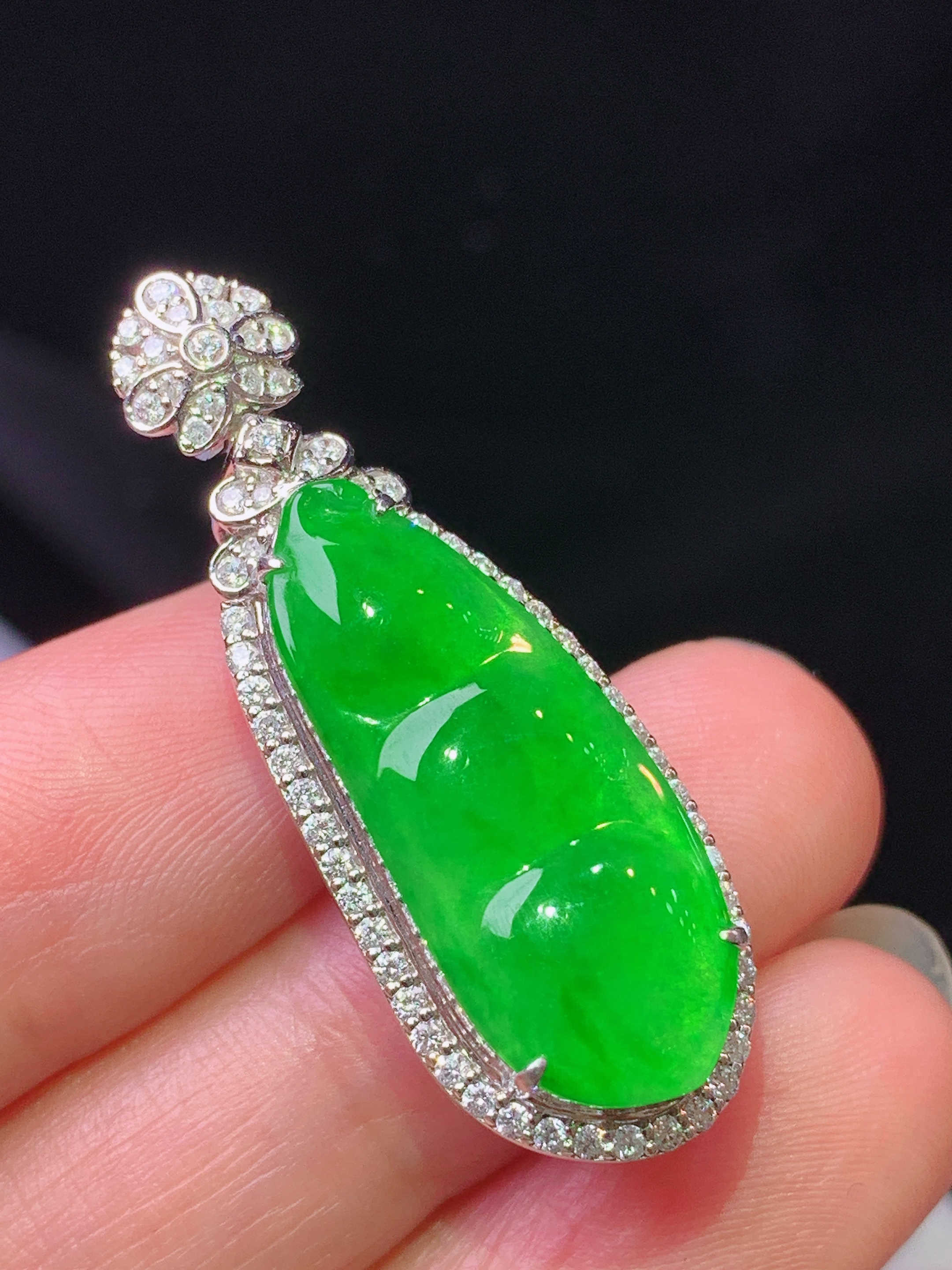 18k金钻镶嵌冰阳绿四季豆吊坠 玉质细腻 色泽艳丽清新 水润亮眼 整体尺寸35.6*13.3*10L