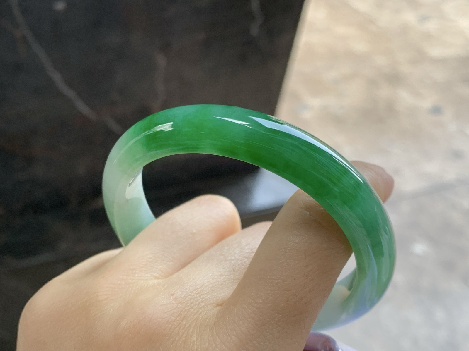 56.5-11.1-7.9

辣绿色手镯^_^底子细腻 绿色浓郁大气