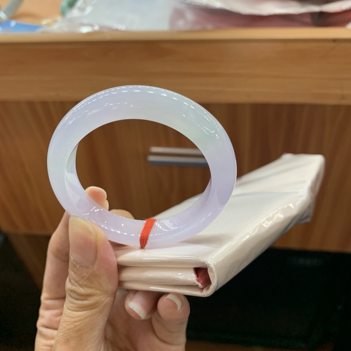 042223JM，冰种飘花贵妃翡翠手镯，53-44.7-9.9-7.7