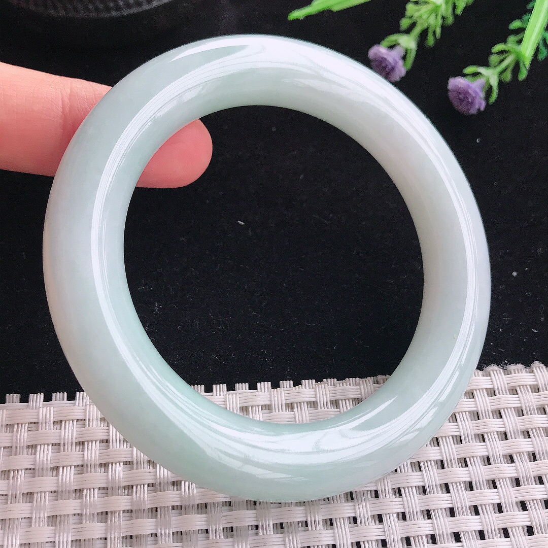 实拍A货翡翠55.8/11.5/12老坑秀气温润浅绿胖圆条手镯翡翠玉镯平安镯