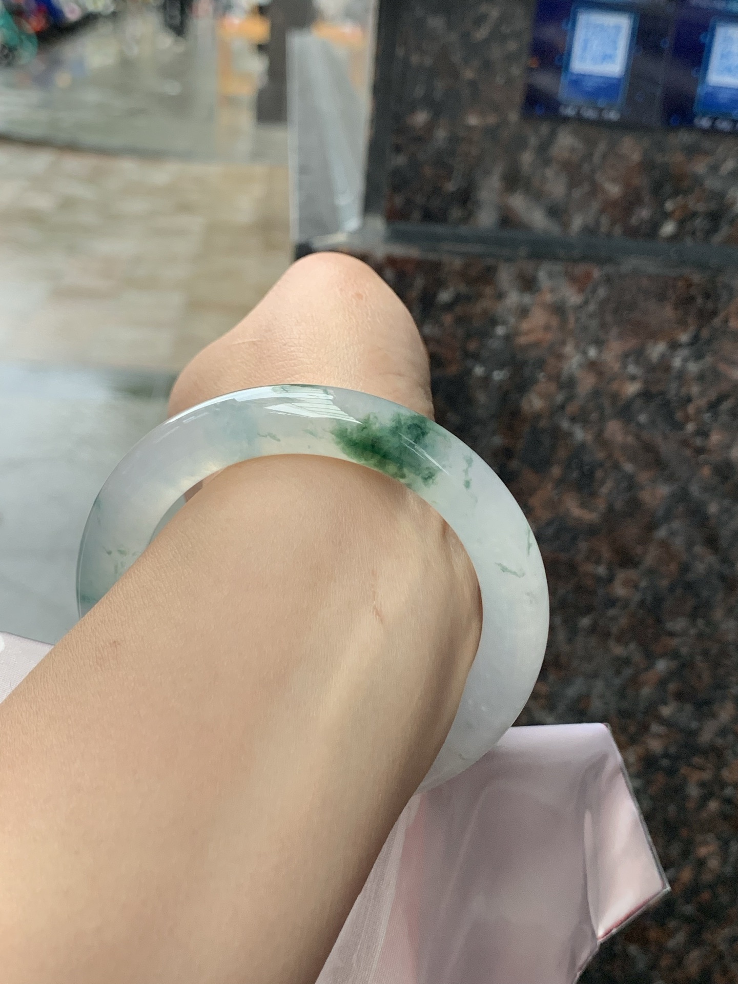 冰飘花圆条，55.1-10.2-10.3，0423-N516，打灯多处细纹，底妆冰透，胶润细腻，蓝花灵动飘逸，勾勒出一幅唯美诗意的山水意境画，古典优雅又秀气