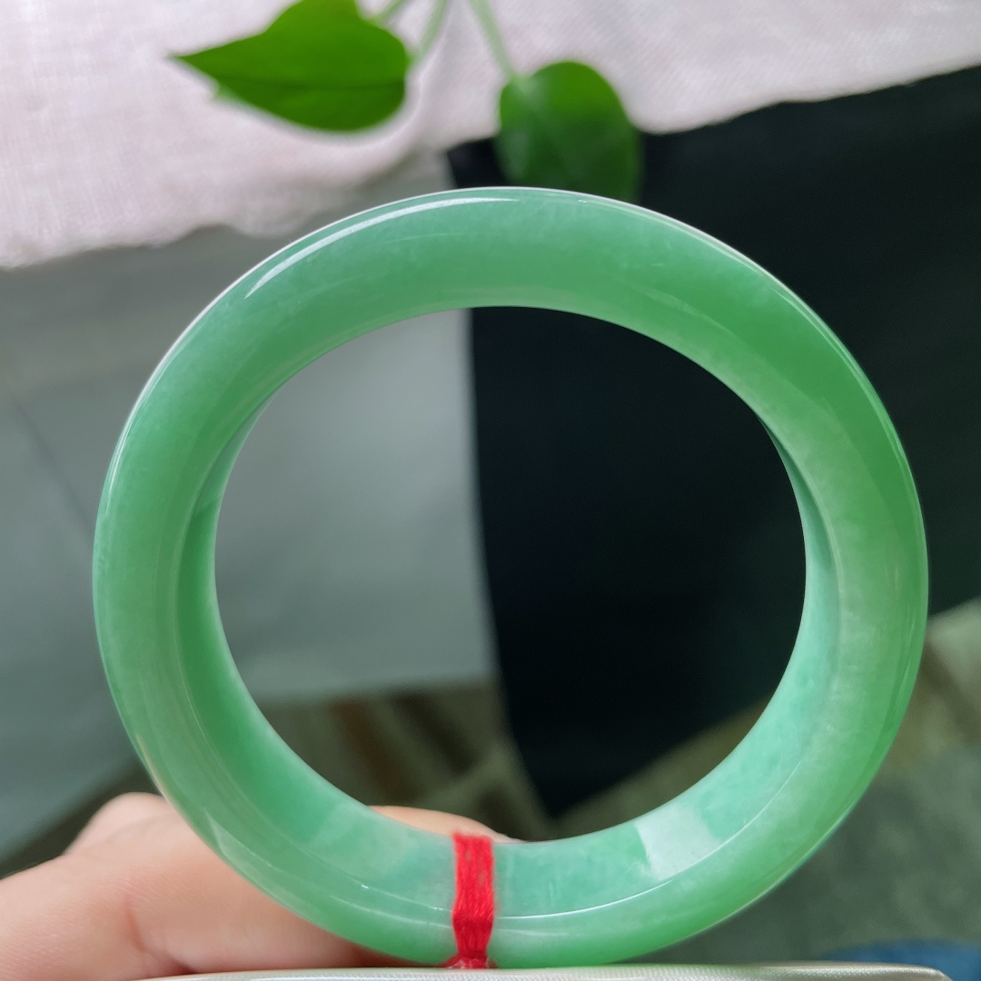 53.6/12.1/8.4，苹果绿正圈，青翠夺目，细润，腕泊青山，袖笼翠色。皮纹，ss52967a