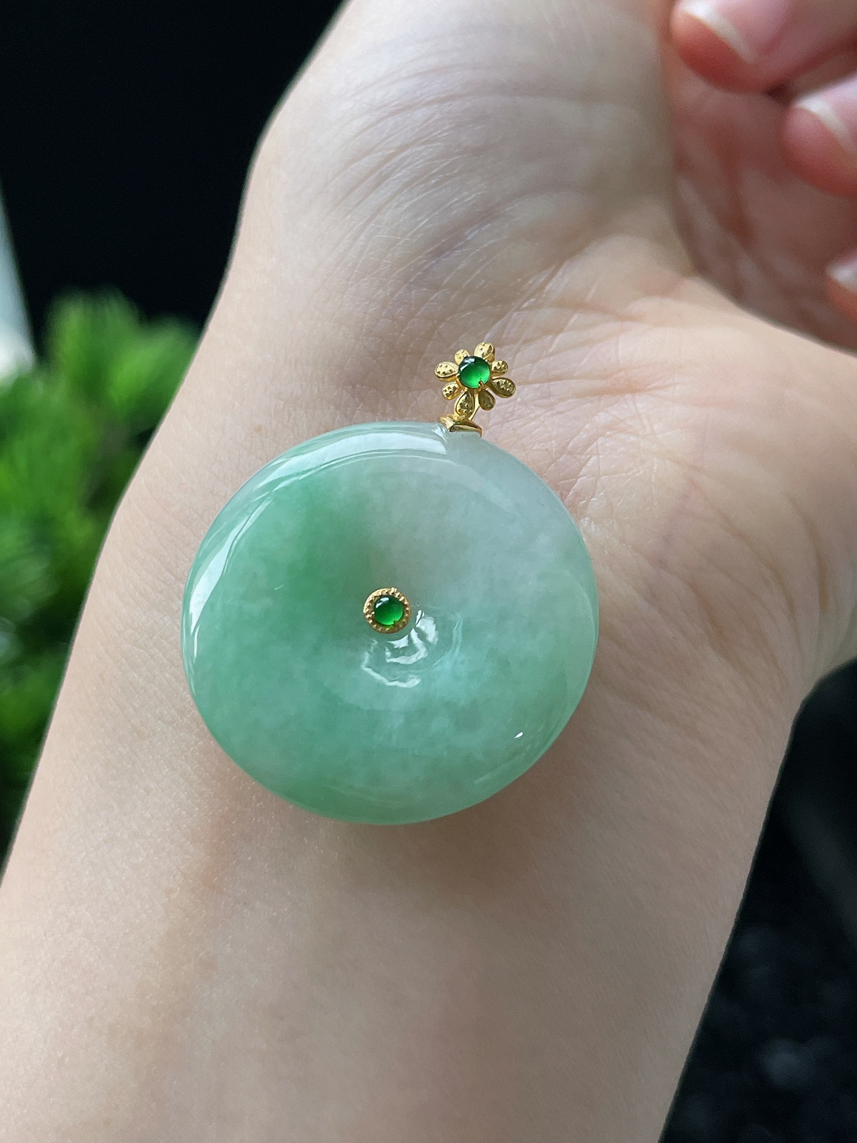 18k金 翡翠糯化种淡绿色甜绿平安扣