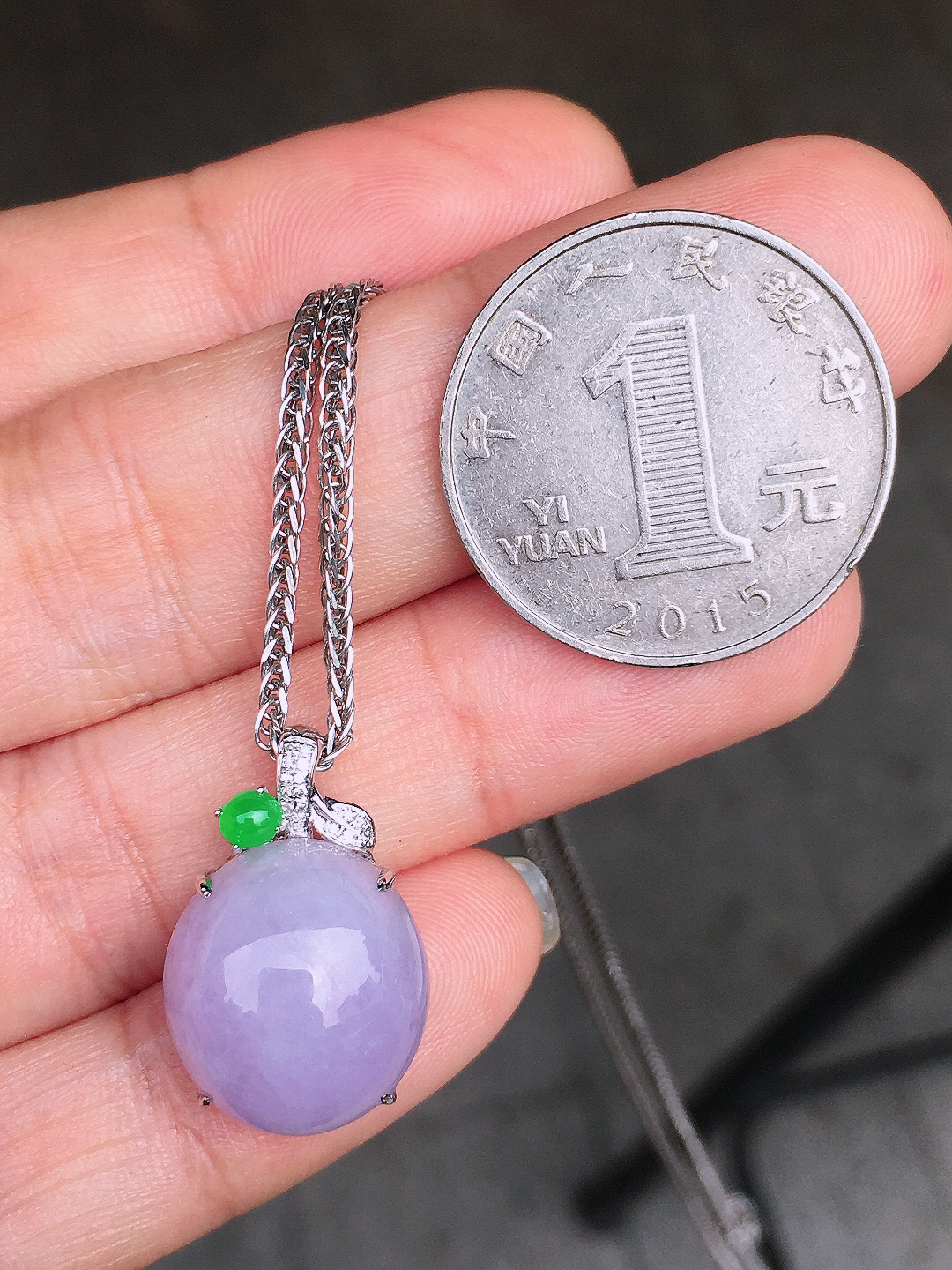 紫罗兰蛋面吊坠，色泽均匀艳丽，玉质细腻，荧光感超
强，饱满圆润，尽显优雅气质，18k
金豪华镶嵌