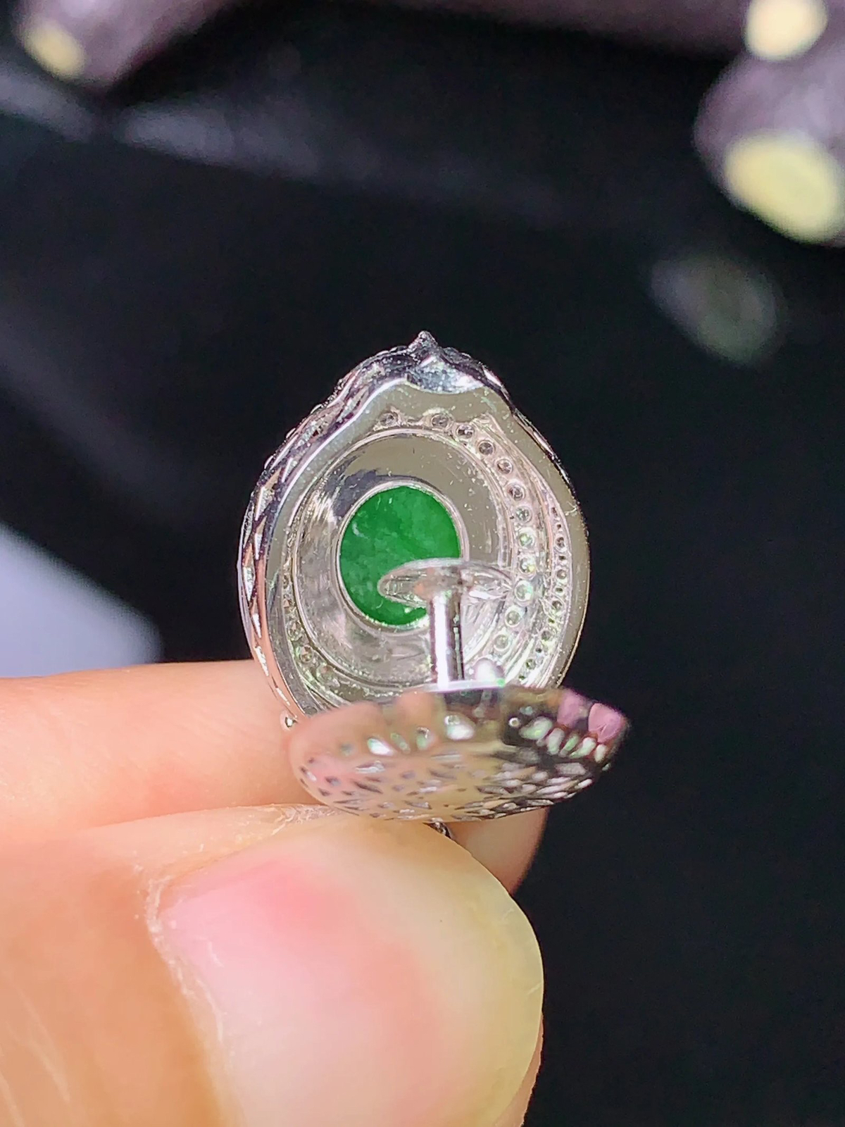 18k金钻镶嵌满绿蛋面吊坠 玉质细腻 色泽艳丽  整体尺寸23*12*11